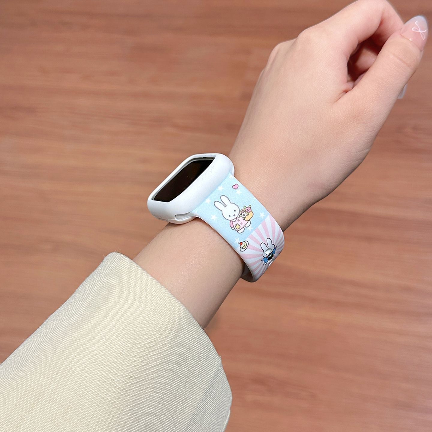 حزام ساعة من السيليكون بلون ال - مراجعة Apple Smartwatch Accessories وسعره